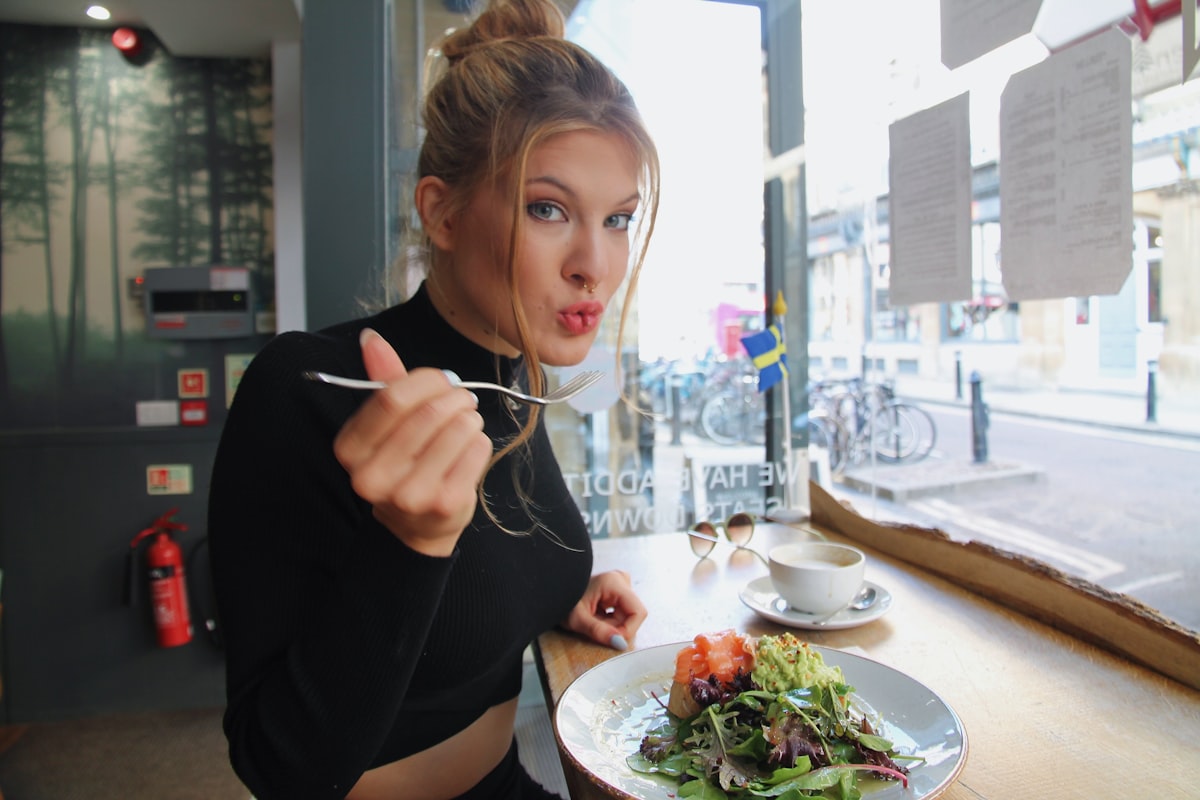 Femme cuisinant une salade équilibrée